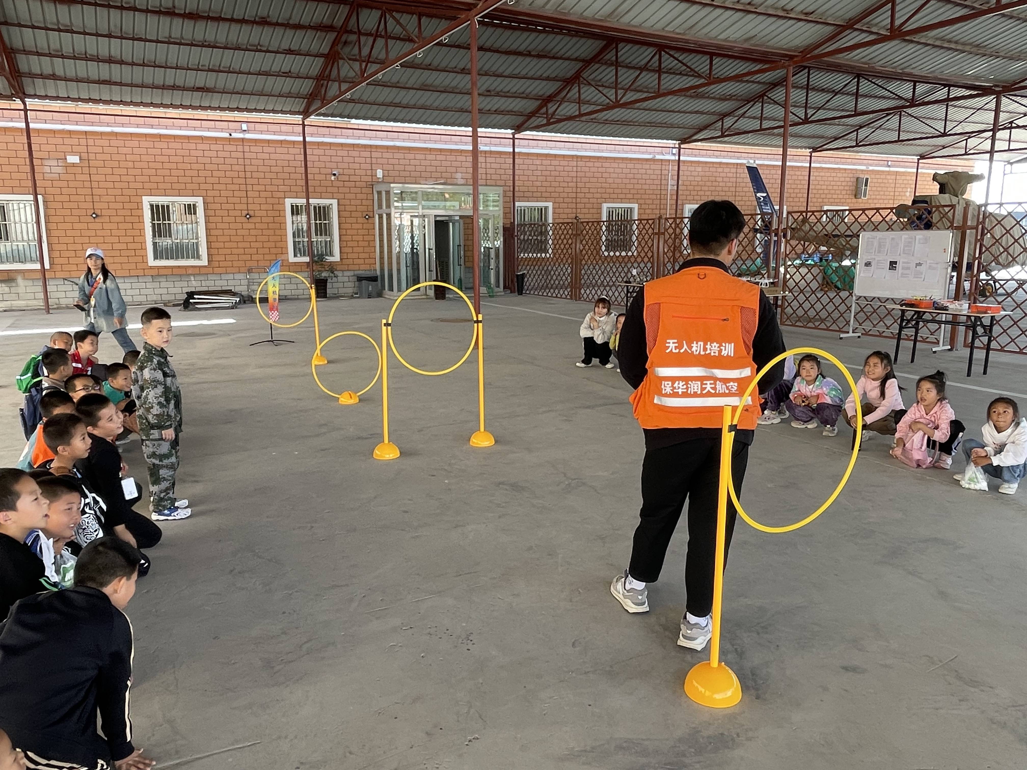新疆保華潤天航空青少年無人機培訓日常