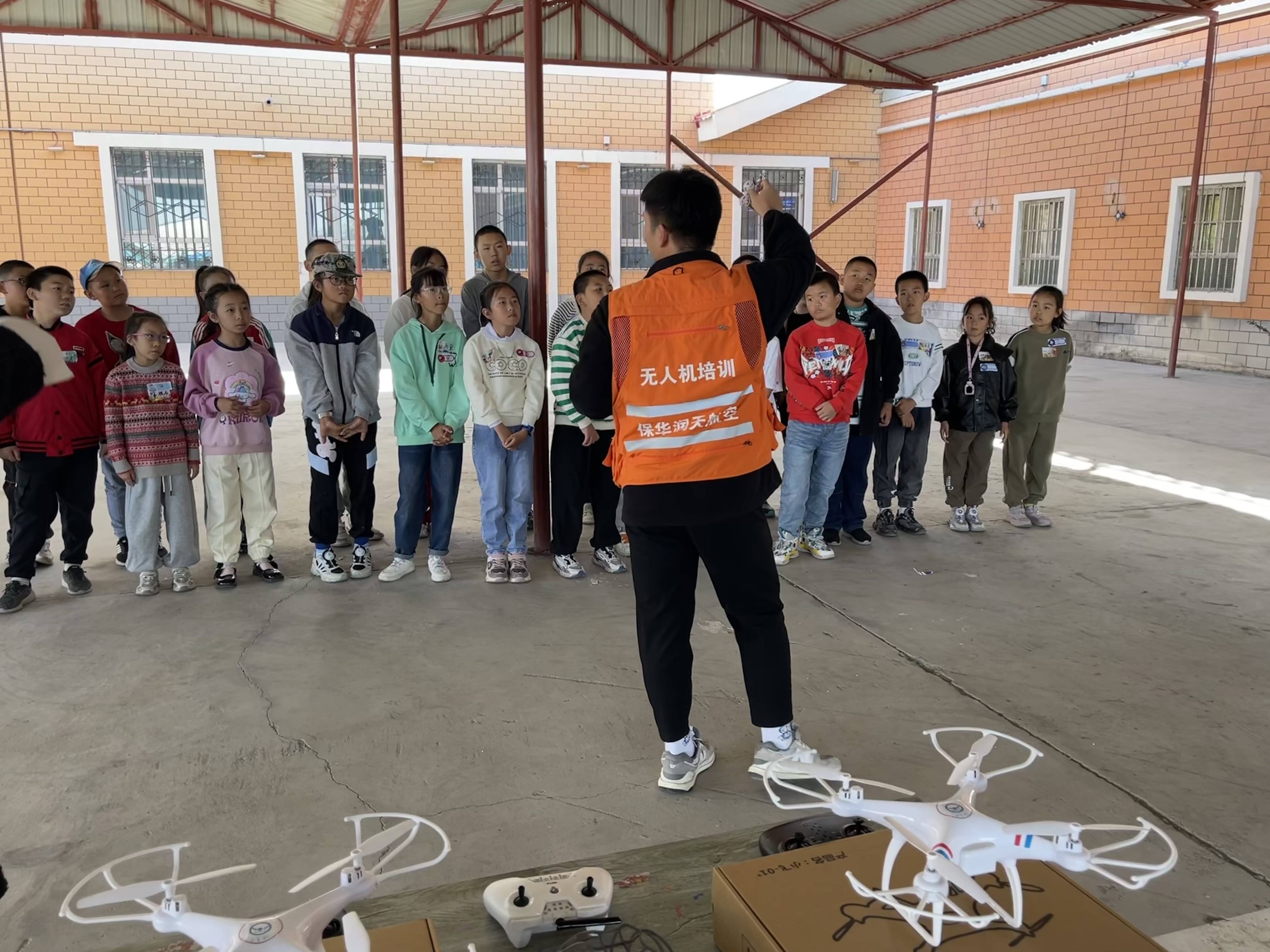 新疆保華潤天航空青少年無人機培訓日常