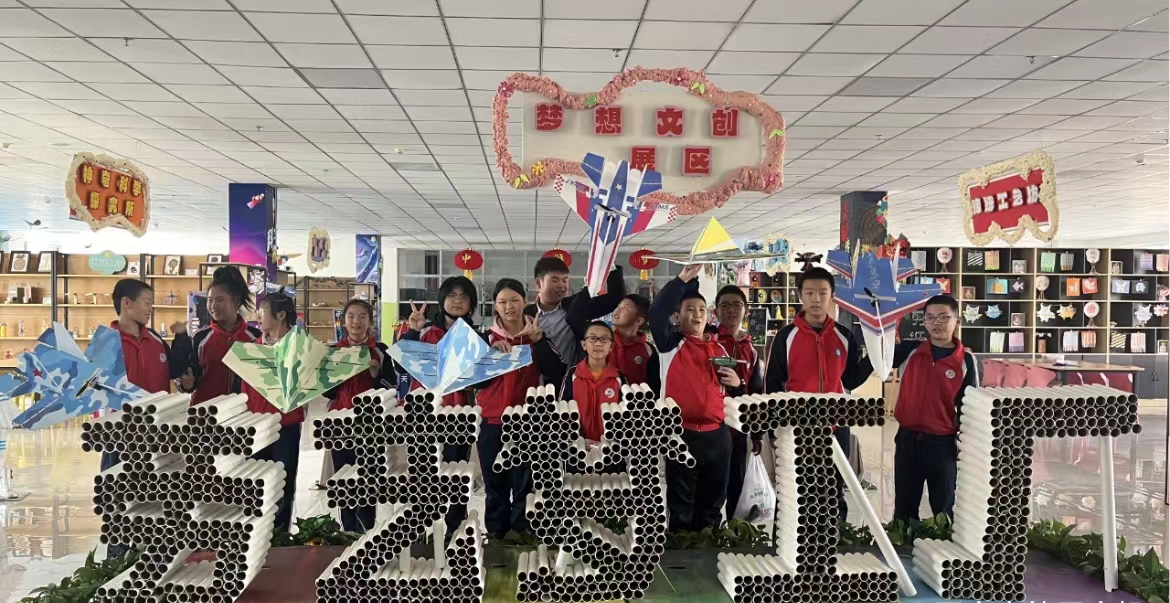 新疆青少年無人機-保華潤天航空航模夢工廠走進校園 