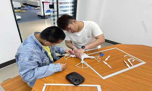 未來天空的主宰者：青少年無人機入門培訓課程啟動-新疆保華潤天航空